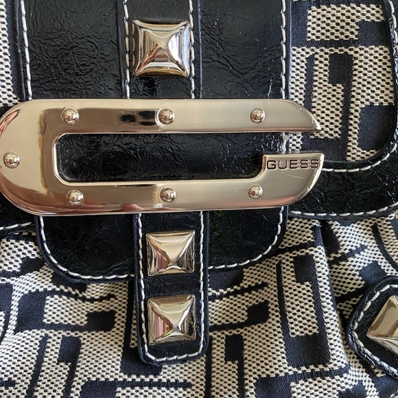 GUESS 💯% Authentic - Picture 5 of 13